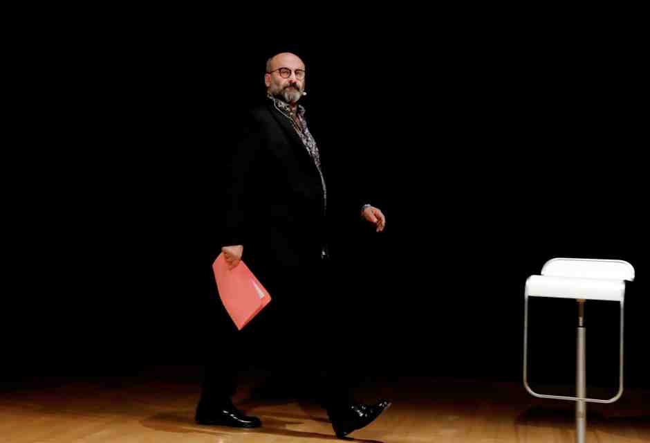 Tutti con i lumini in mano alla fine di una “Turandot” iperaccessoriata