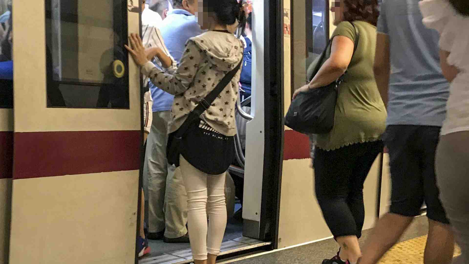 L’inferno delle borseggiatrici sulla metro di Roma è una calamità (anche social)