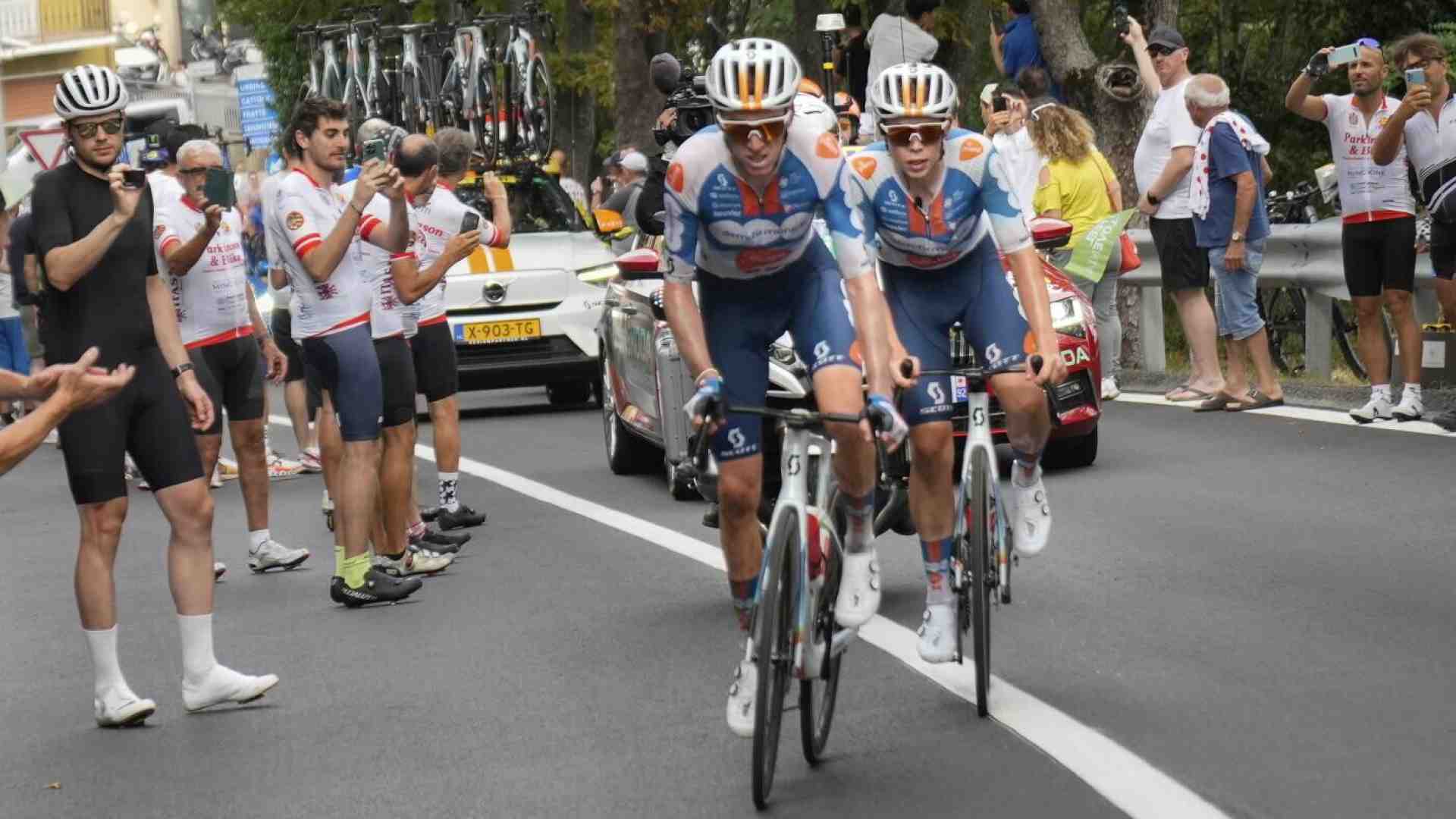 La bella pensata di Romain Bardet l'ha portato in maglia gialla a Rimini