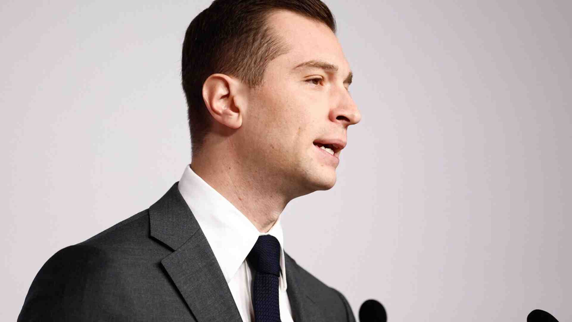 I sondaggi che preoccupano Macron e una domanda alla vigilia del voto