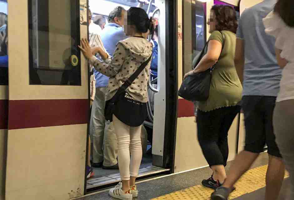 L’inferno delle borseggiatrici sulla metro di Roma è una calamità (anche social)