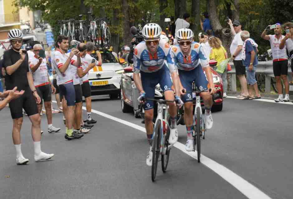 La bella pensata di Romain Bardet l'ha portato in maglia gialla a Rimini