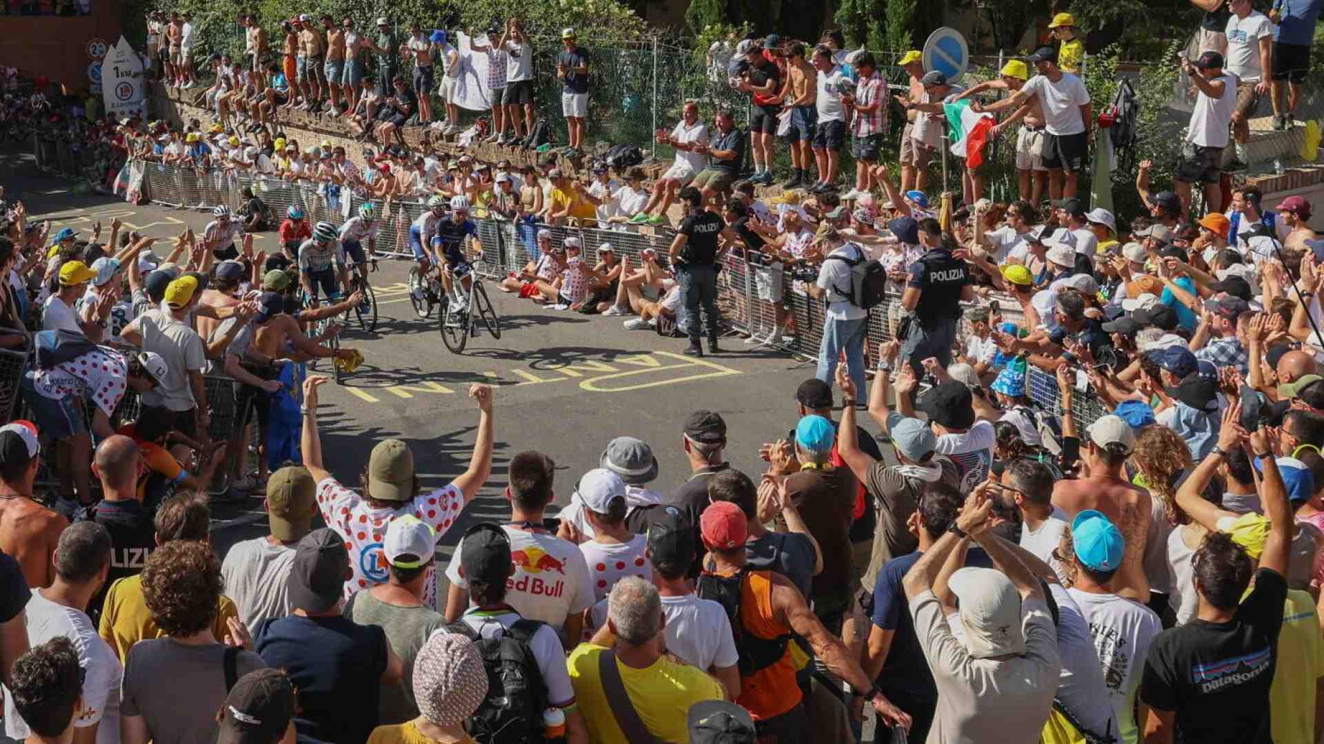 Lo spettacolo del Tour de France in Italia somiglia a un’enorme festa popolare
