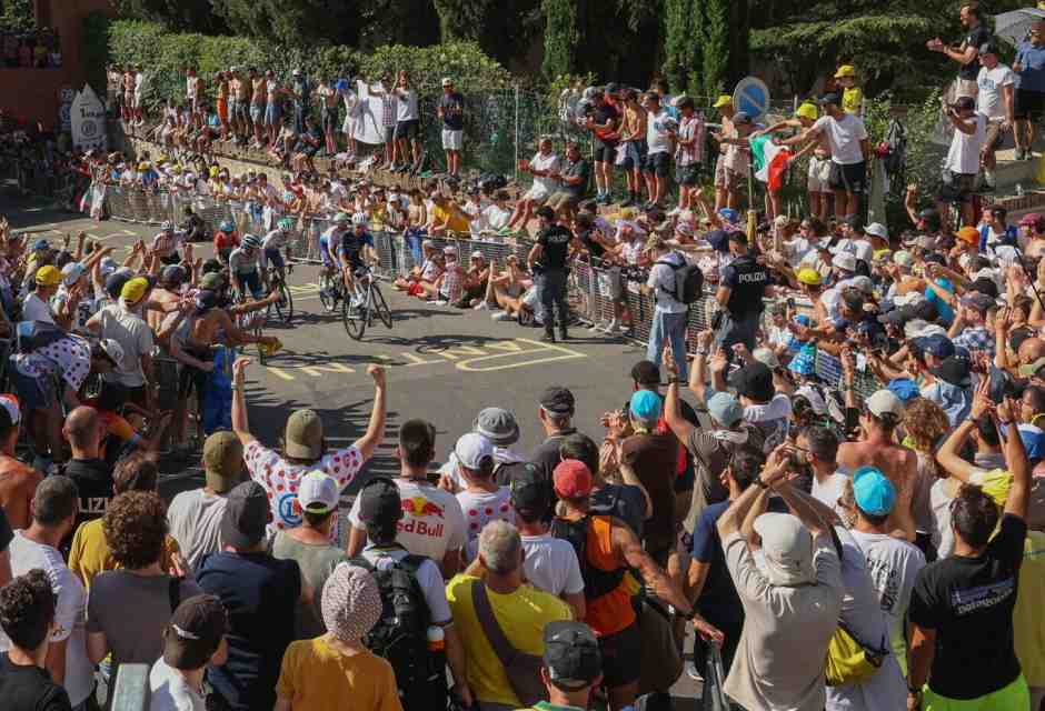 Lo spettacolo del Tour de France in Italia somiglia a un’enorme festa popolare