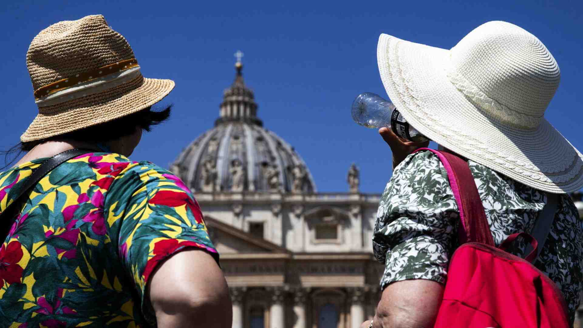 L’Italia resta indifesa davanti all’esercito dei turisti armati di infradito e canotta