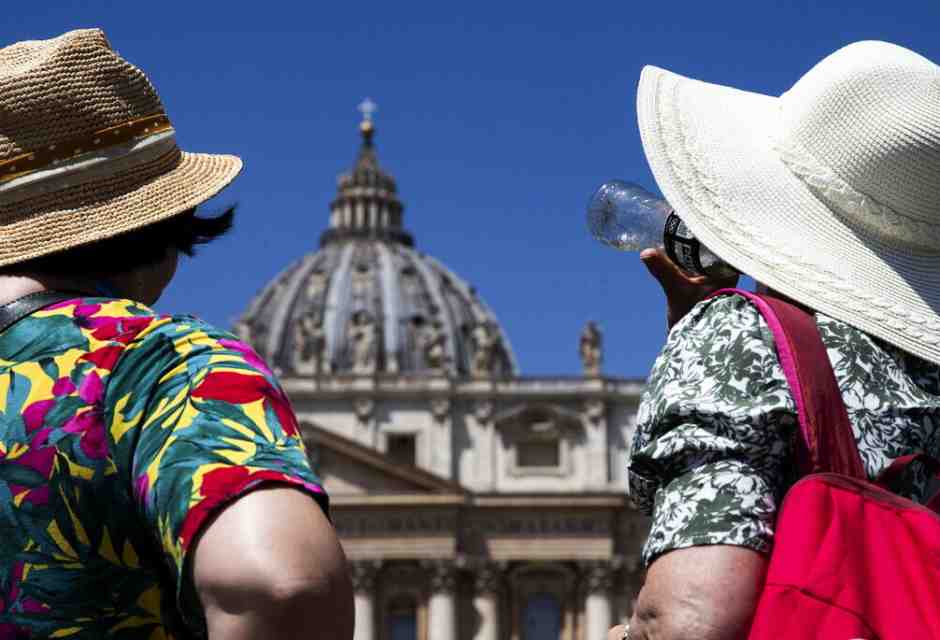 L’Italia resta indifesa davanti all’esercito dei turisti armati di infradito e canotta