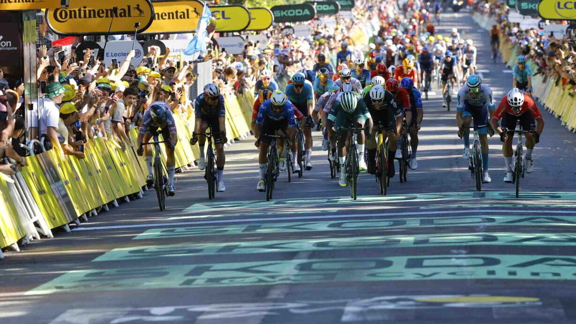 Tour de France. A Digione vince Groenewegen, a forza di non essere vento