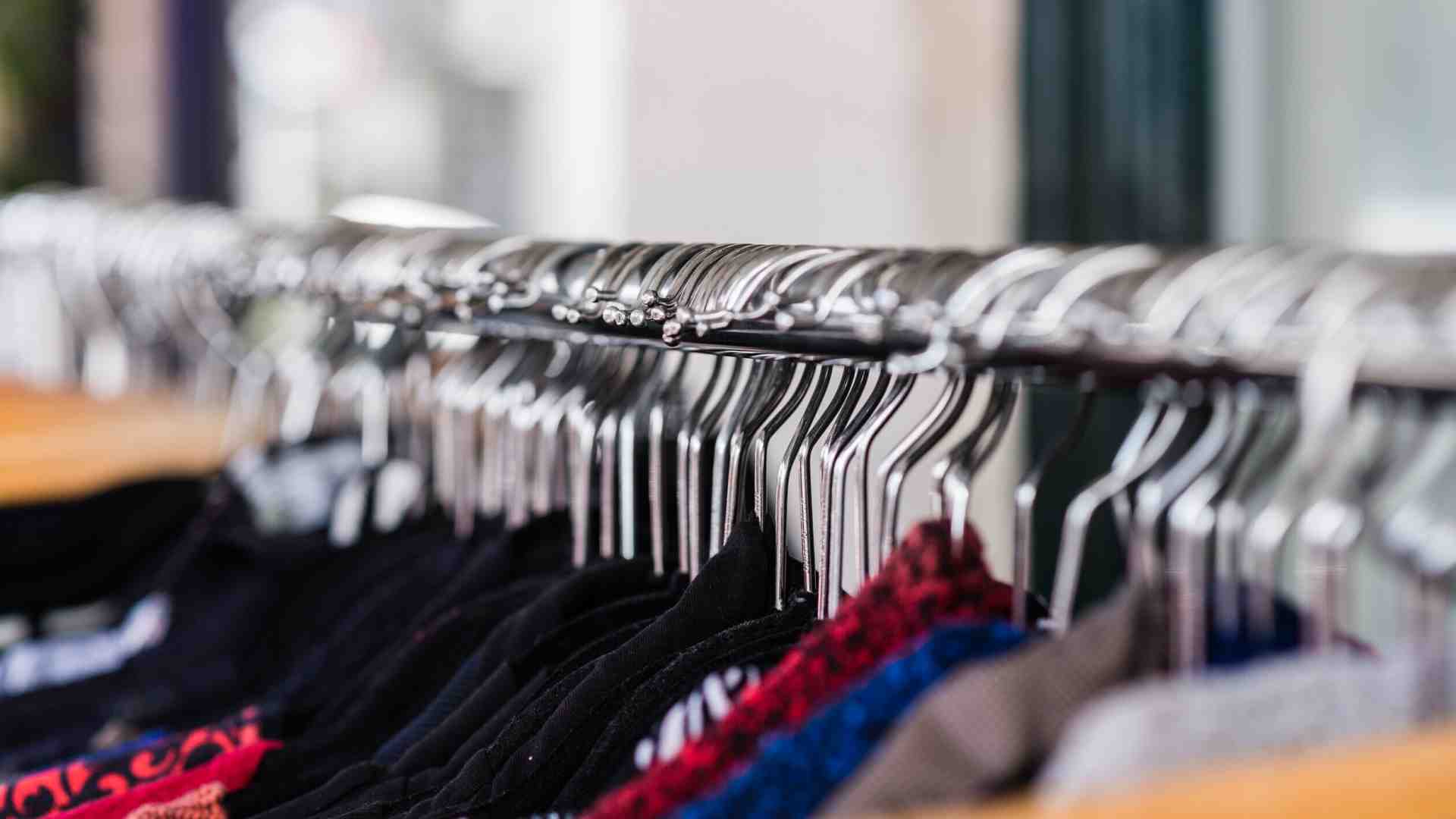 Le battaglie politiche parallele a Bruxelles. Obiettivi: consumare meno, evitando il fast fashion