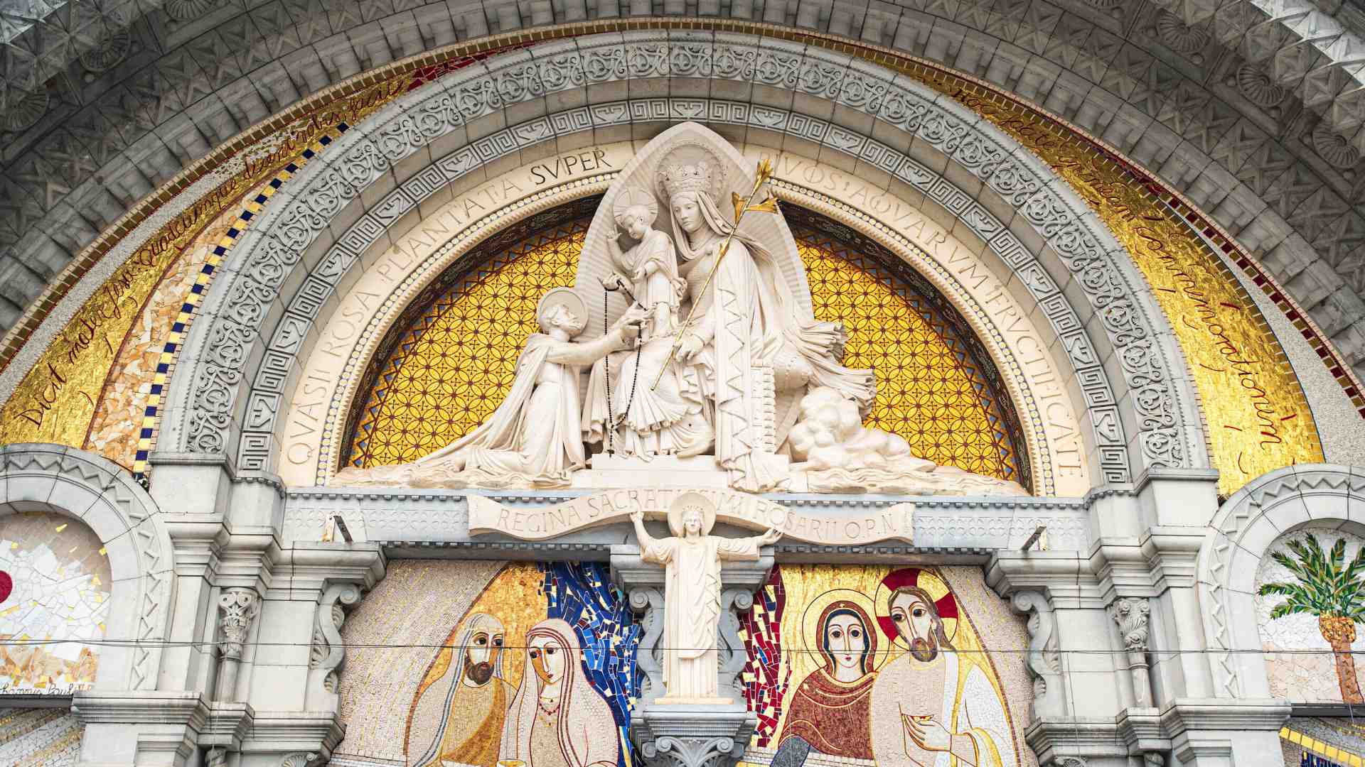 Rupnik resta a Lourdes, ma i suoi mosaici saranno messi in ombra