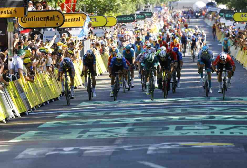Tour de France. A Digione vince Groenewegen, a forza di non essere vento