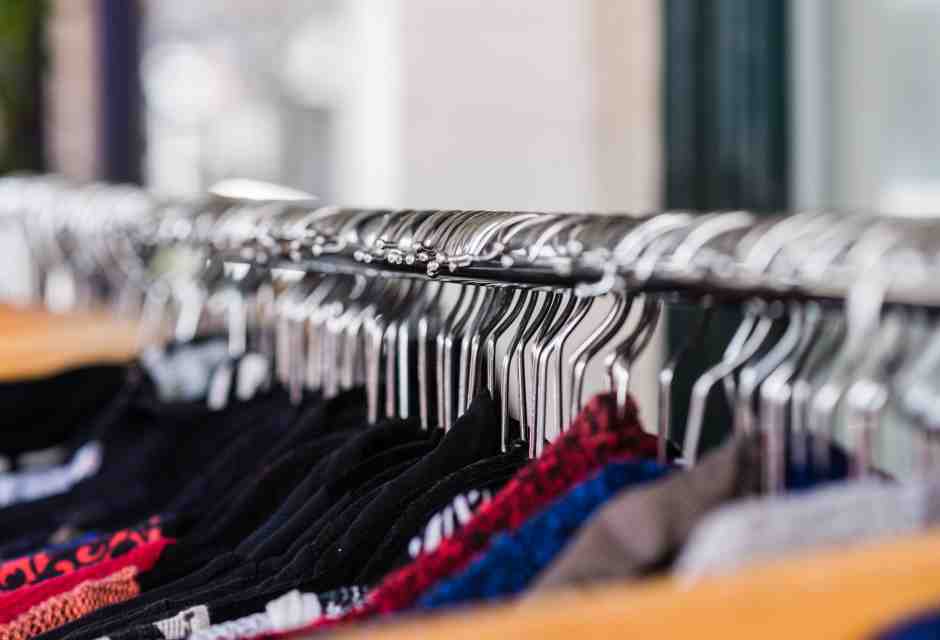 Le battaglie politiche parallele a Bruxelles. Obiettivi: consumare meno, evitando il fast fashion