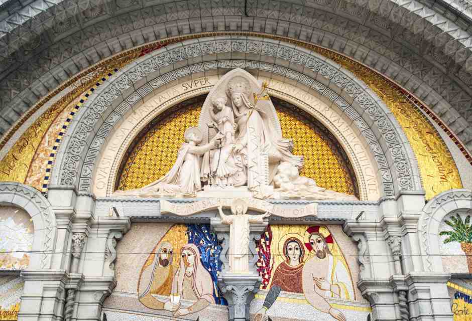 Rupnik resta a Lourdes, ma i suoi mosaici saranno messi in ombra