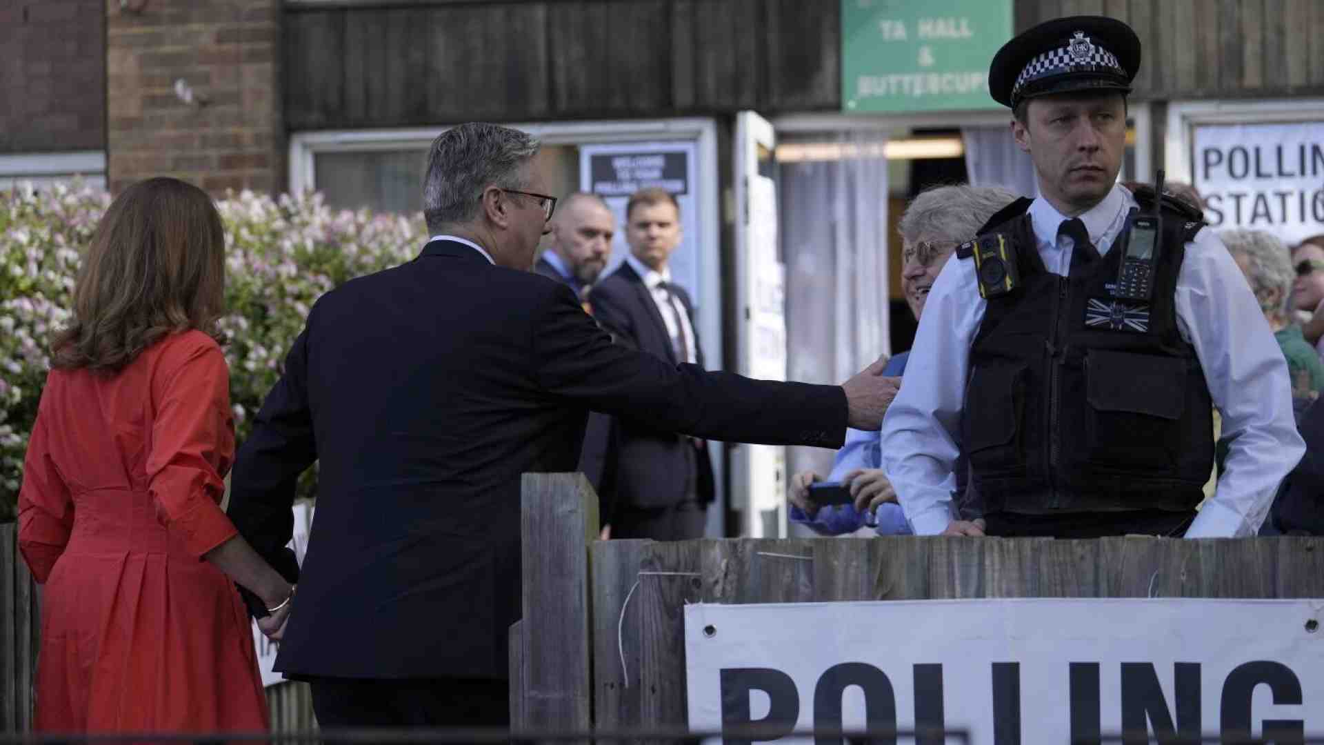 Il Labour di Keir Starmer vince a valanga, dicono gli exit polls