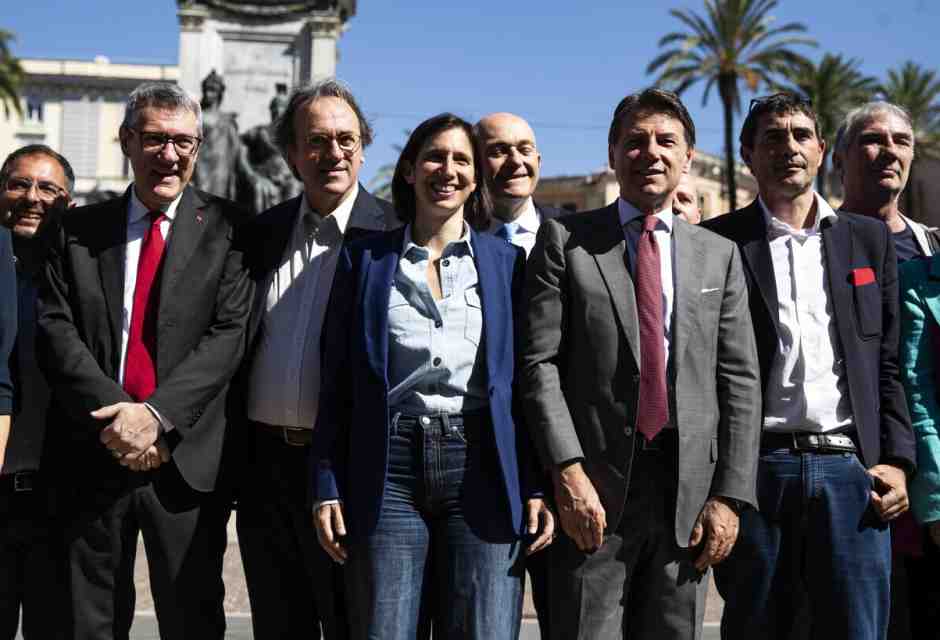 Landini riunisce le opposizioni contro l'Autonomia: presentato il quesito per il referendum