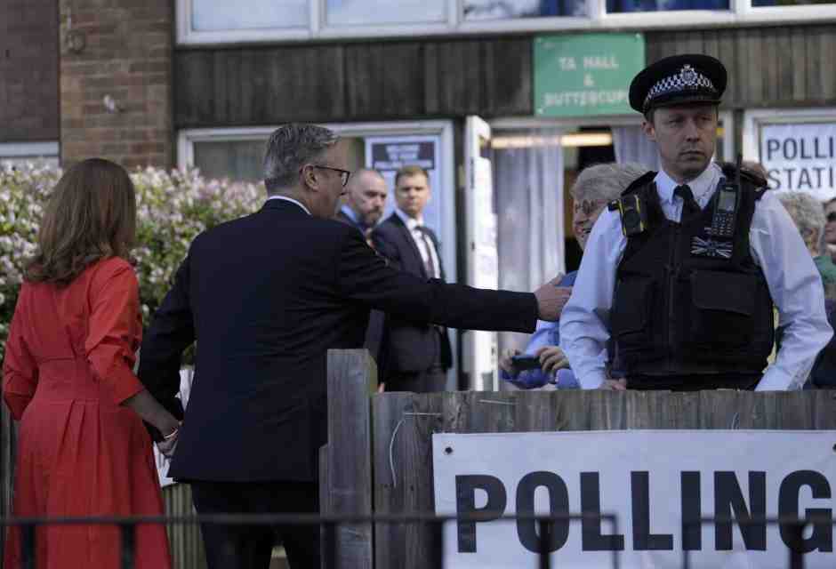 Il Labour di Keir Starmer vince a valanga, dicono gli exit polls