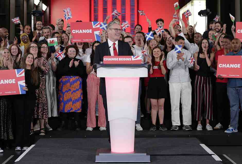 We did it. Keir Starmer è (super)premier del Regno Unito