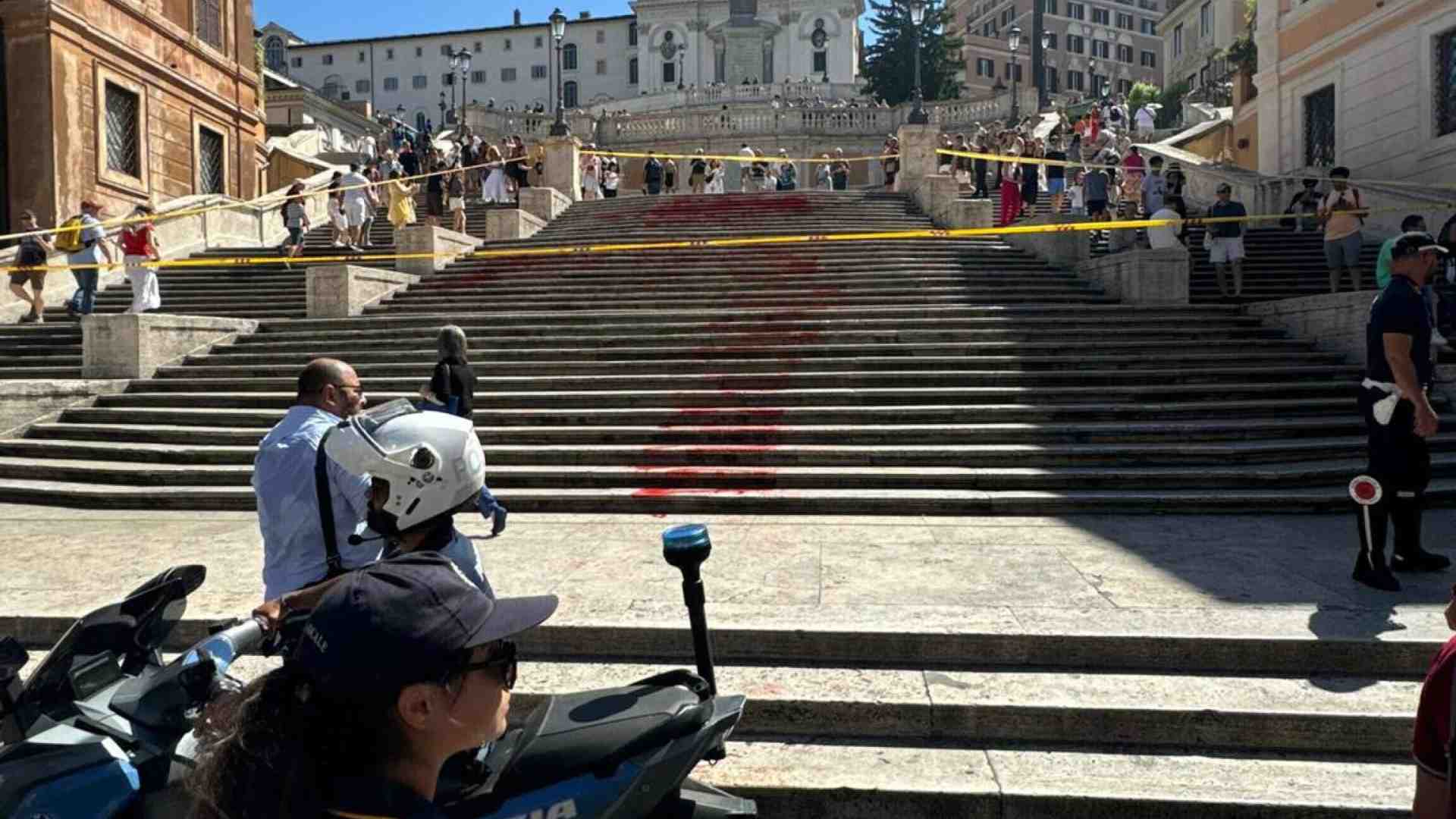 La vernice ecoterrorista sui monumenti di Roma, una città sconfitta