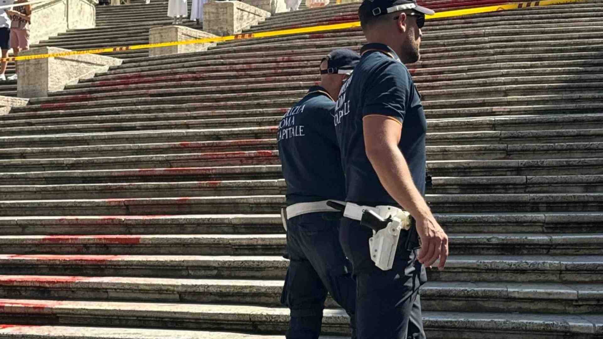 La vernice ecoterrorista sui monumenti di una città sconfitta