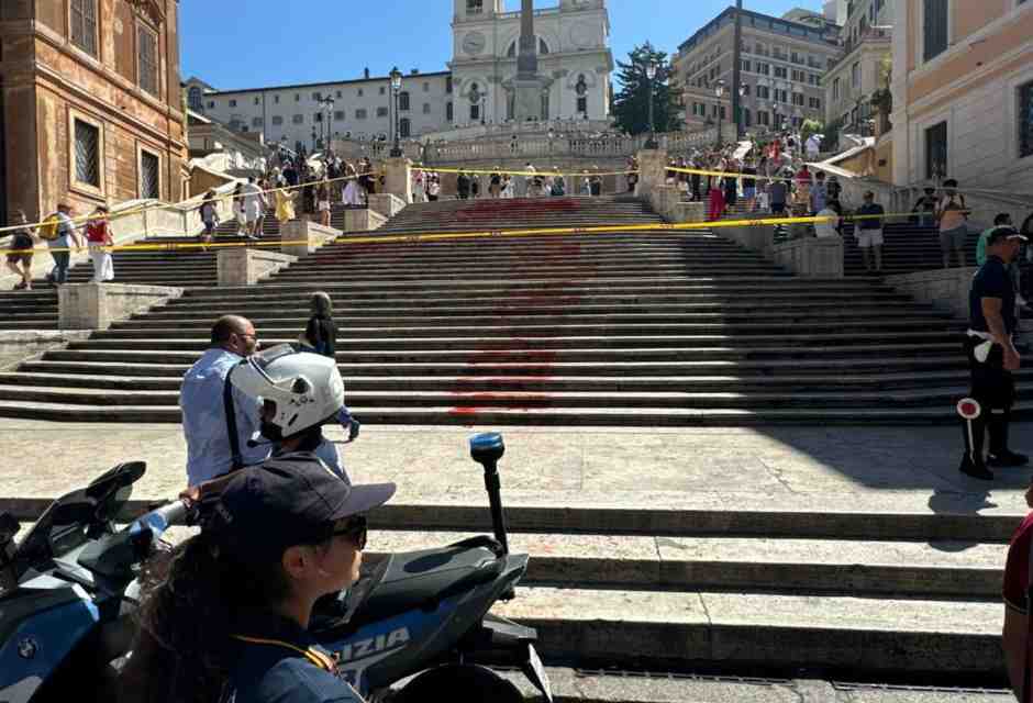 La vernice ecoterrorista sui monumenti di Roma, una città sconfitta