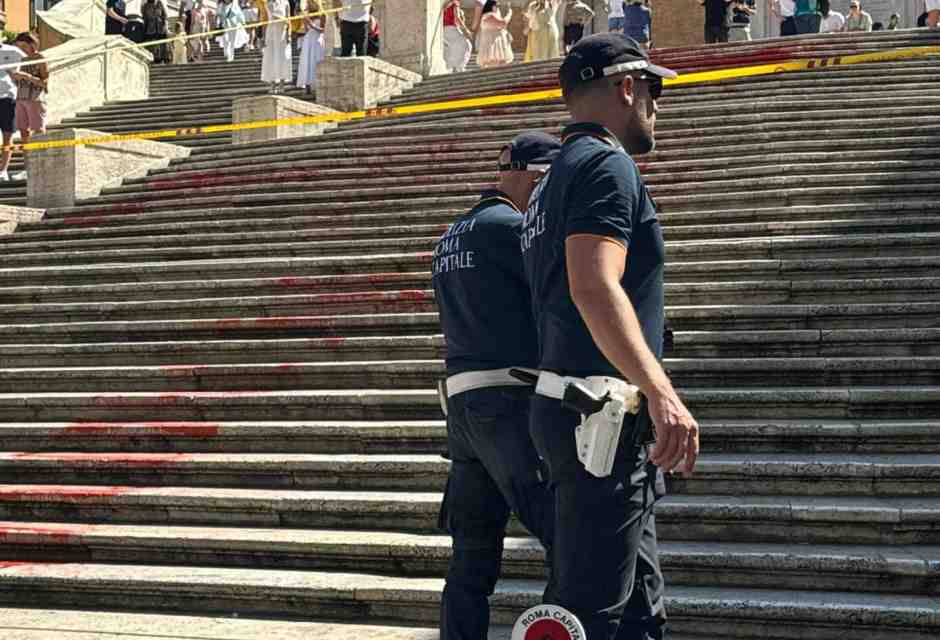 La vernice ecoterrorista sui monumenti di una città sconfitta