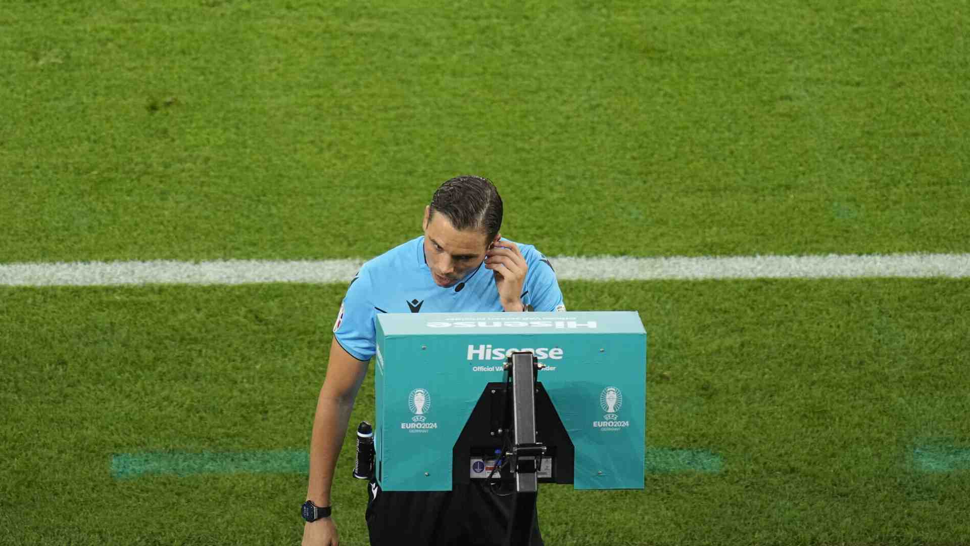 Rigore o non rigore? Boh. Il calcio in mano al Var che non risolve mai nulla