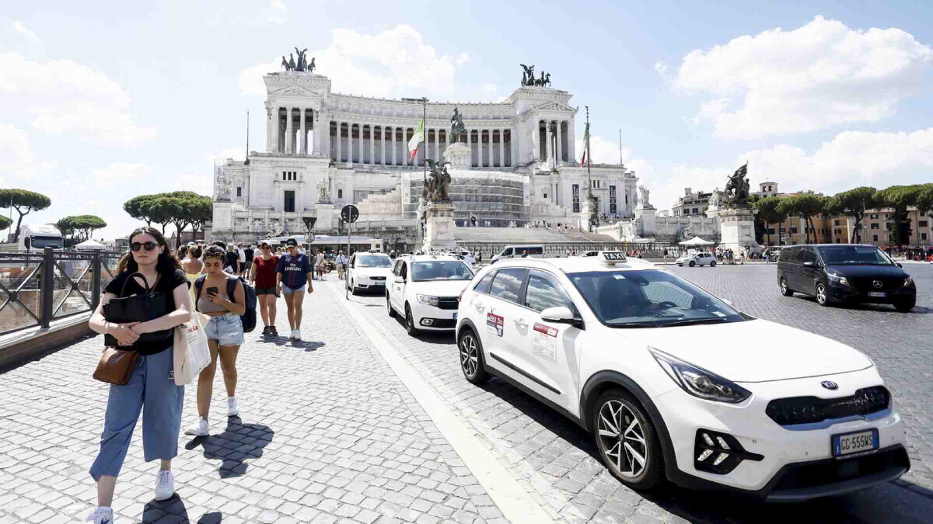 Gualtieri li accarezza, ma i tassisti protestano comunque