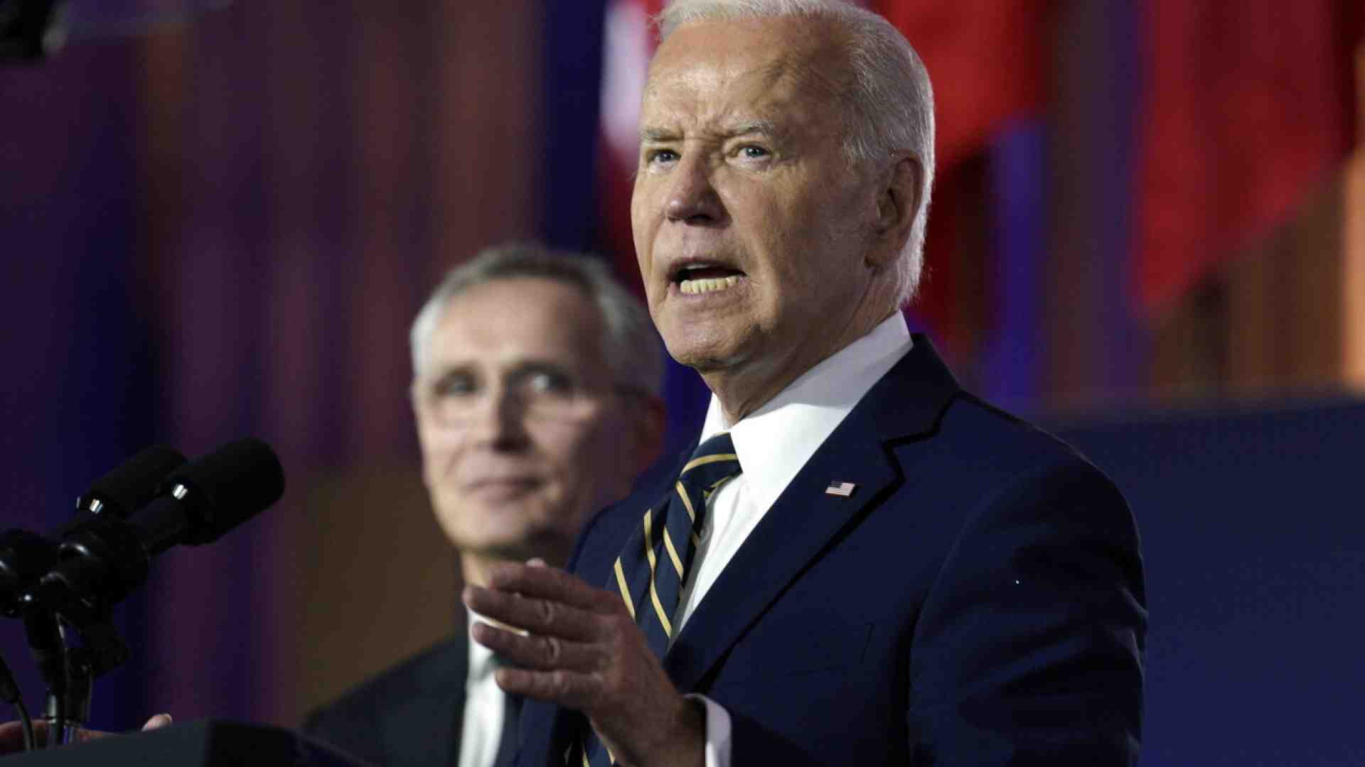 Biden annuncia nuovi Patriot e Samp-T per Kyiv. Meloni: "A piccoli passi porteremo la spesa militare al 2 per cento"