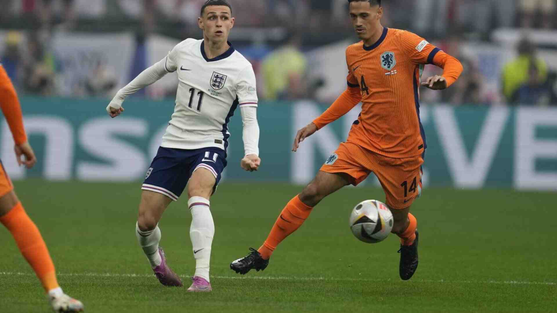 La sorpresa delle scarpe nere di Tijjani Reijnders