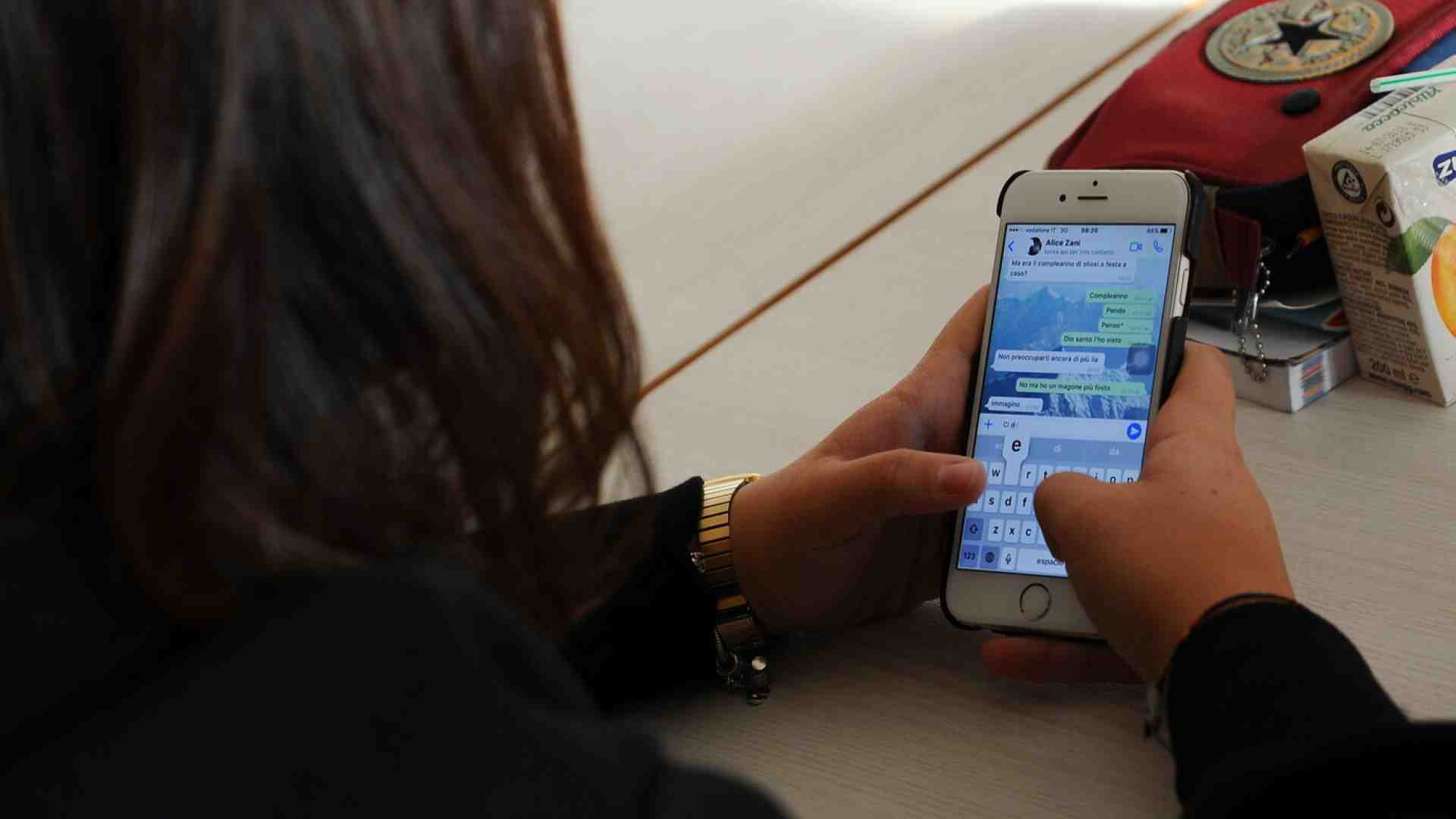 La direttiva di Valditara contro gli smartphone a scuola, tra problemi e ambizioni malriposte