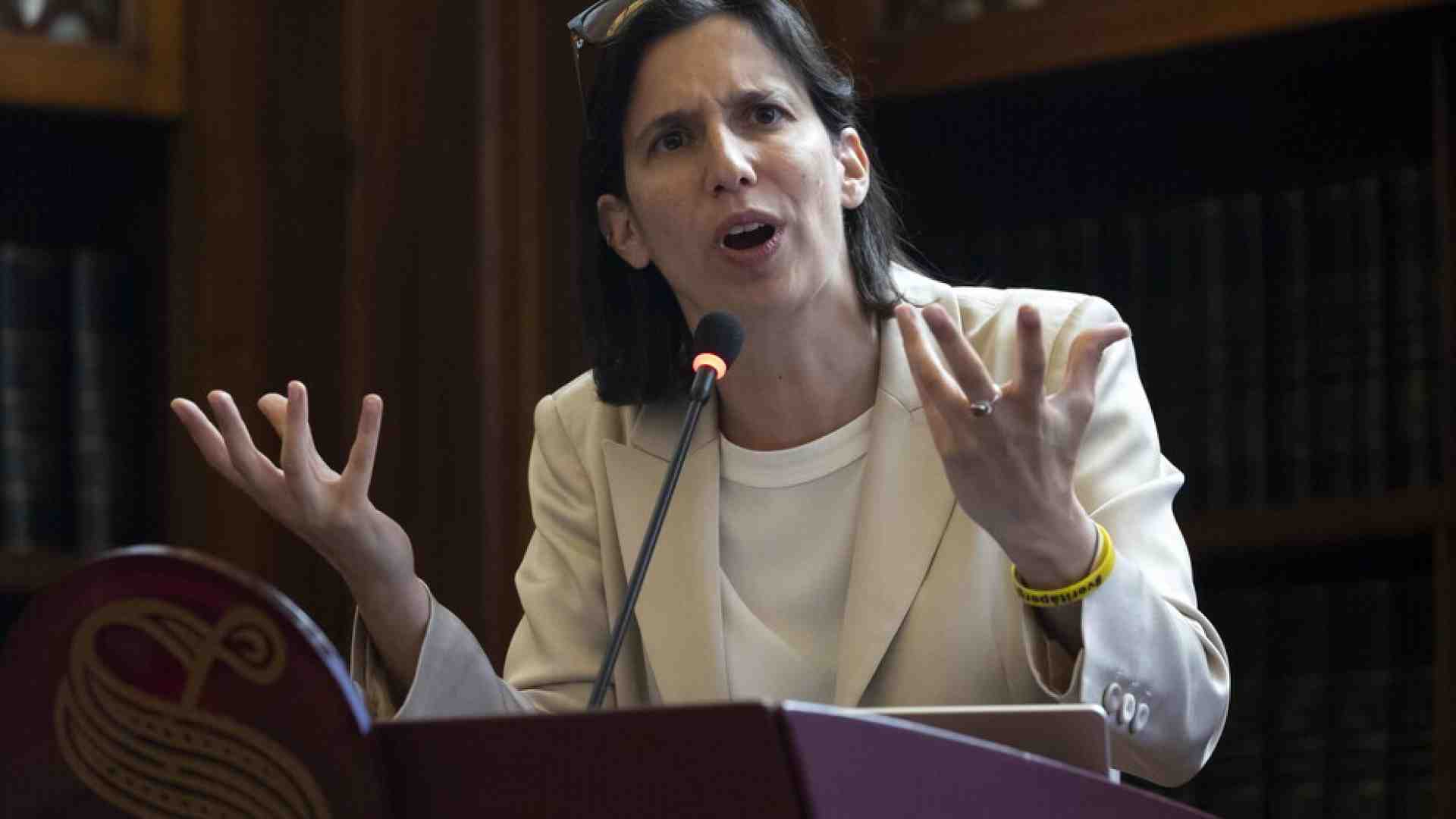 “Quale prezzo pagano le donne al premierato?”, si chiede Schlein. E ce lo chiediamo pure noi