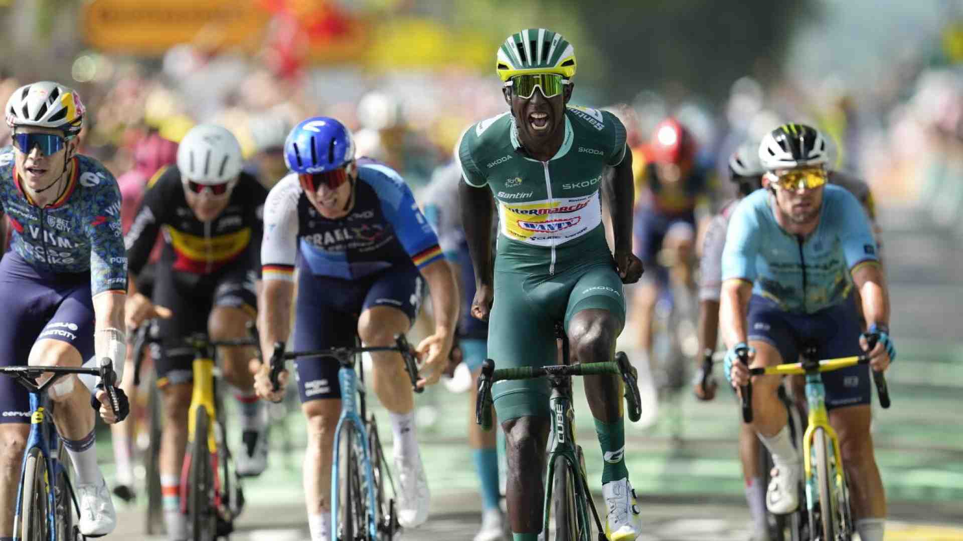 Tour de France. Vince ancora Girmay. Roglic, van Aert e il rischio ciclogeologico