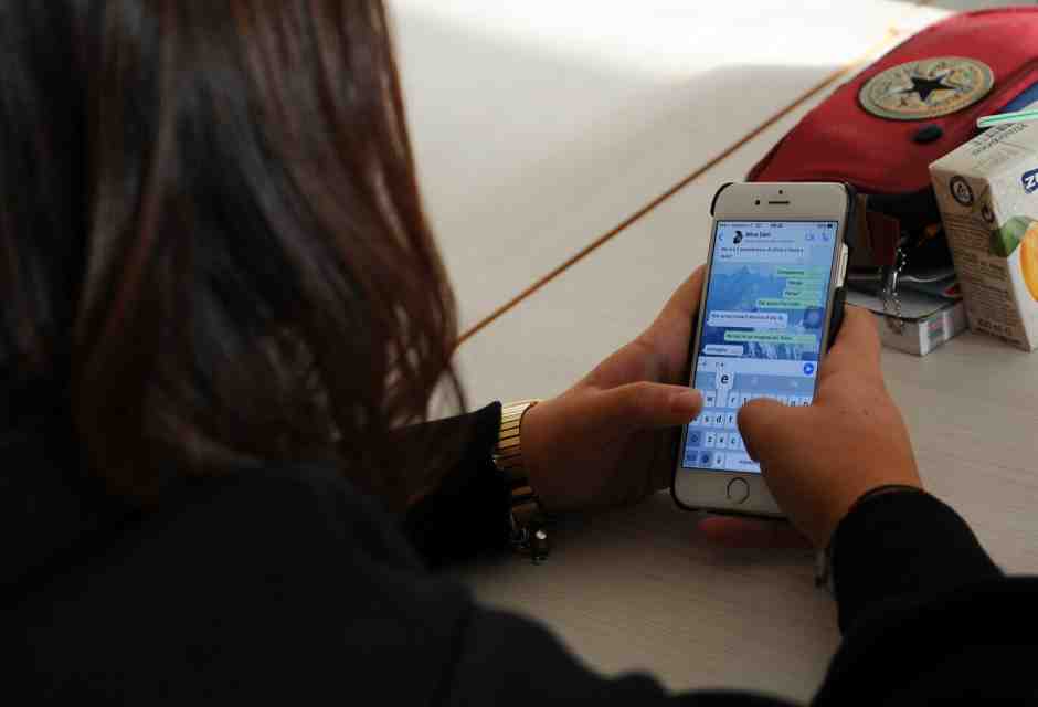 La direttiva di Valditara contro gli smartphone a scuola, tra problemi e ambizioni malriposte