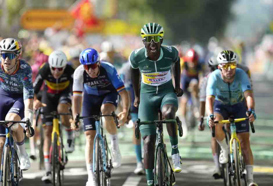 Tour de France. Vince ancora Girmay. Roglic, van Aert e il rischio ciclogeologico