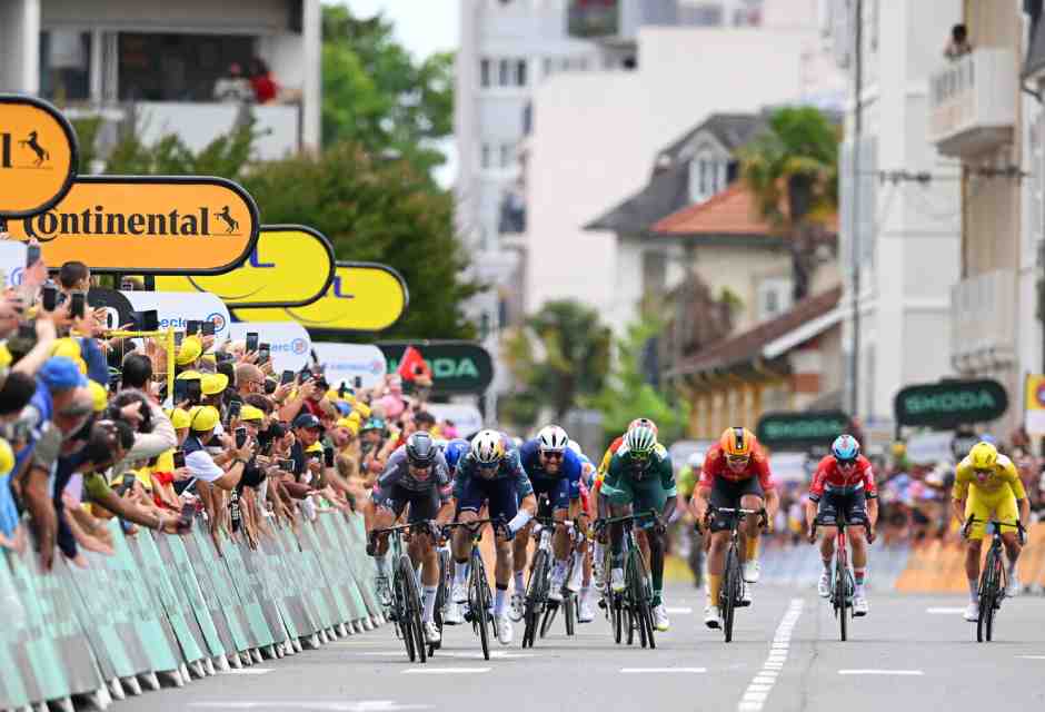 Tour de France. Jasper Philipsen è il più veloce a domare le bizzose strade d'Aquitania