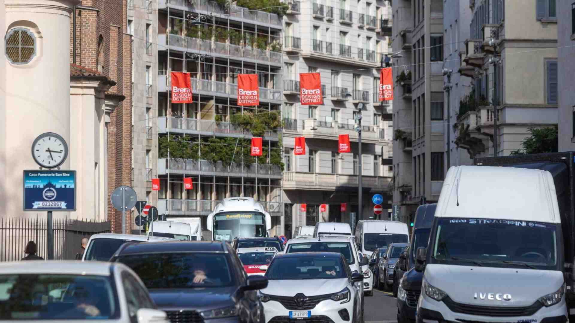 Il 30 km all’ora non serve e inquina di più. Uno studio del MIT