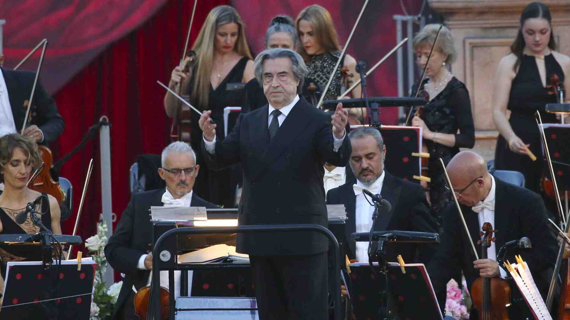 Il canto ferito che affida al mare un grido di speranza