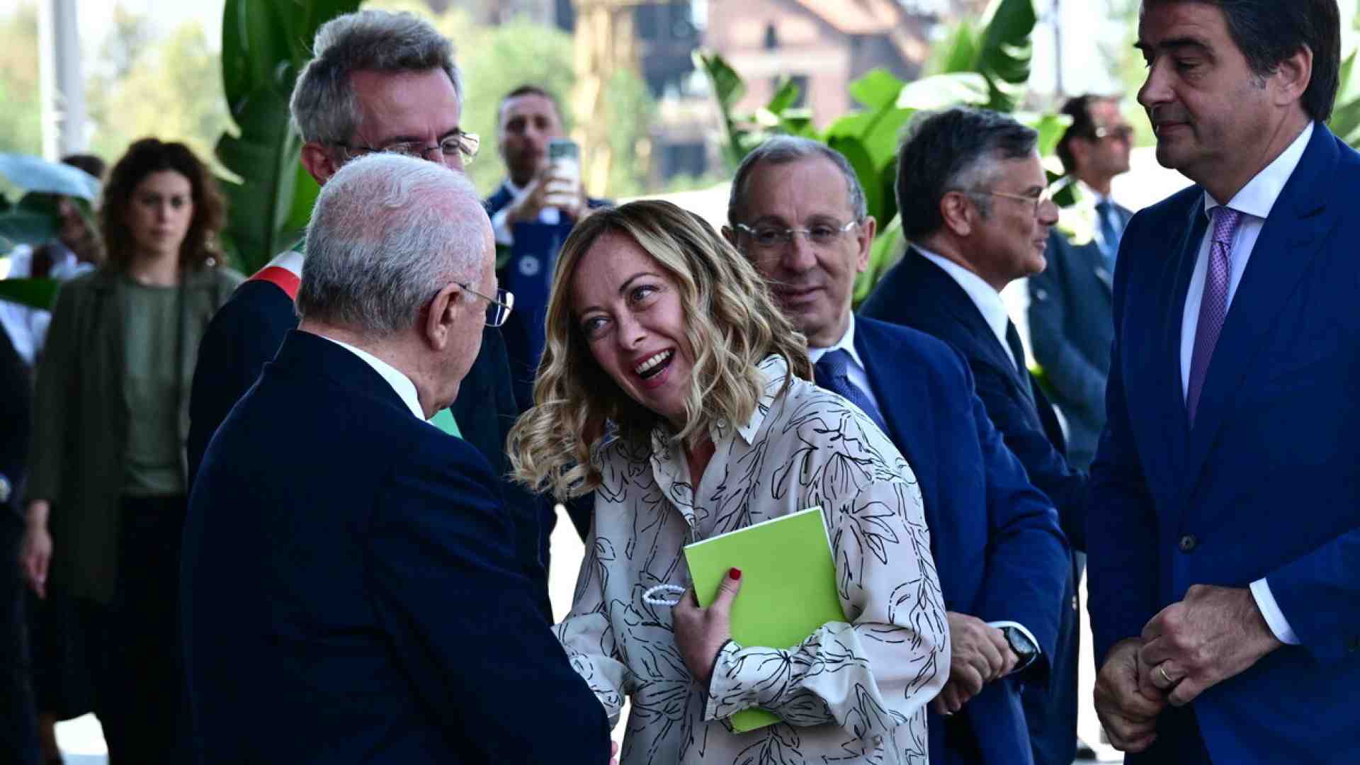Meloni in visita a Bagnoli: "Capisco le proteste, ma siamo qui per dimostrare che le cose sono cambiate"