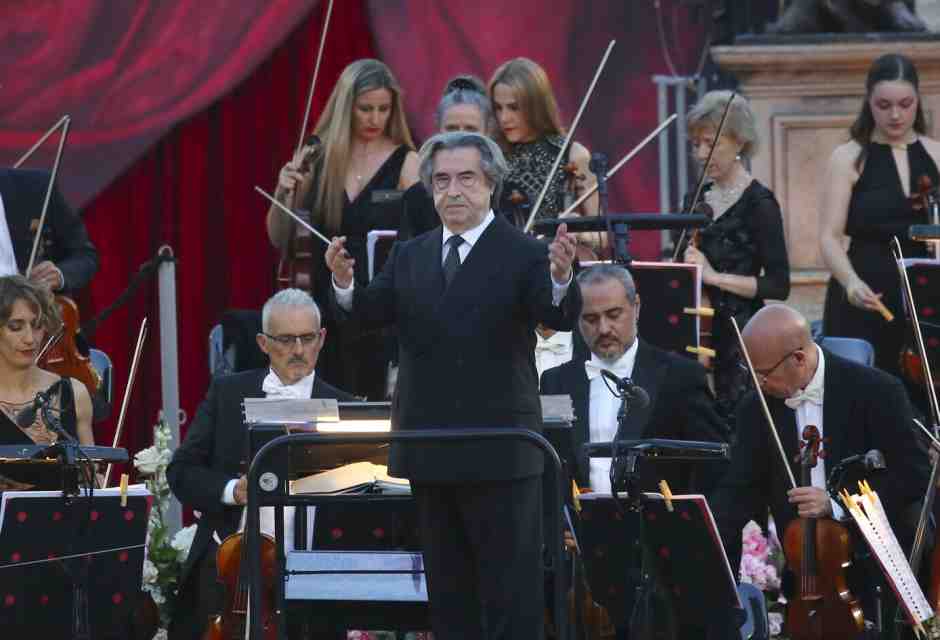 Il canto ferito che affida al mare un grido di speranza
