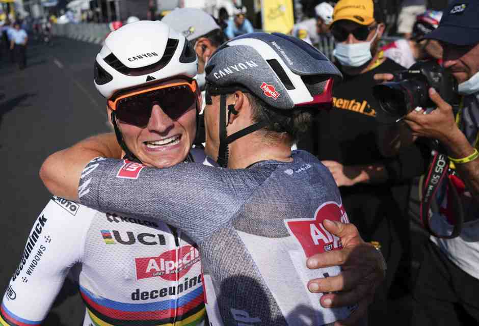 Jasper Philipsen sprinta veloce nel tempo lungo del Tour de France