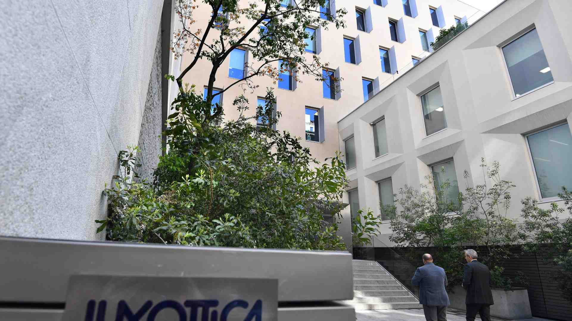 EssilorLuxottica acquista la mitica marca “Supreme” ma ci sono alcuni problemi