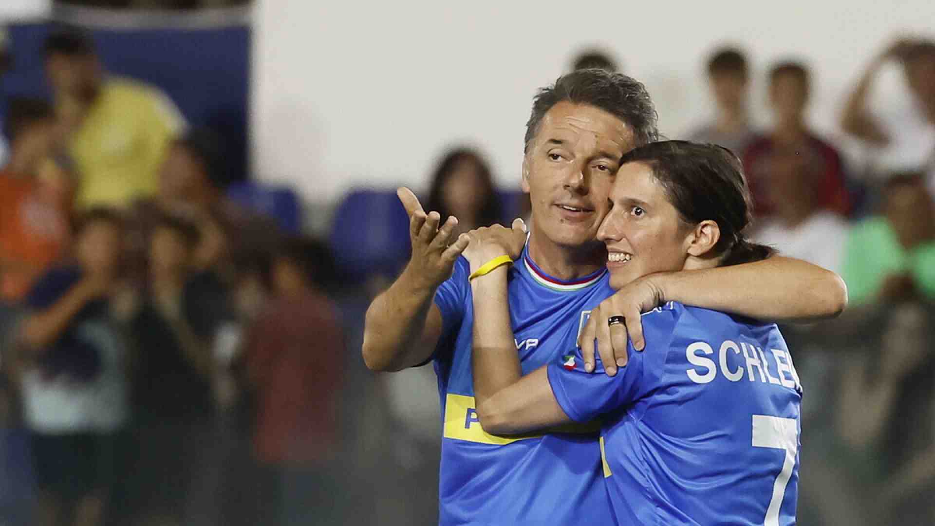 Cosa vuol dire proiettare fuori dal campo di calcio l’abbraccio tra Schlein e Renzi