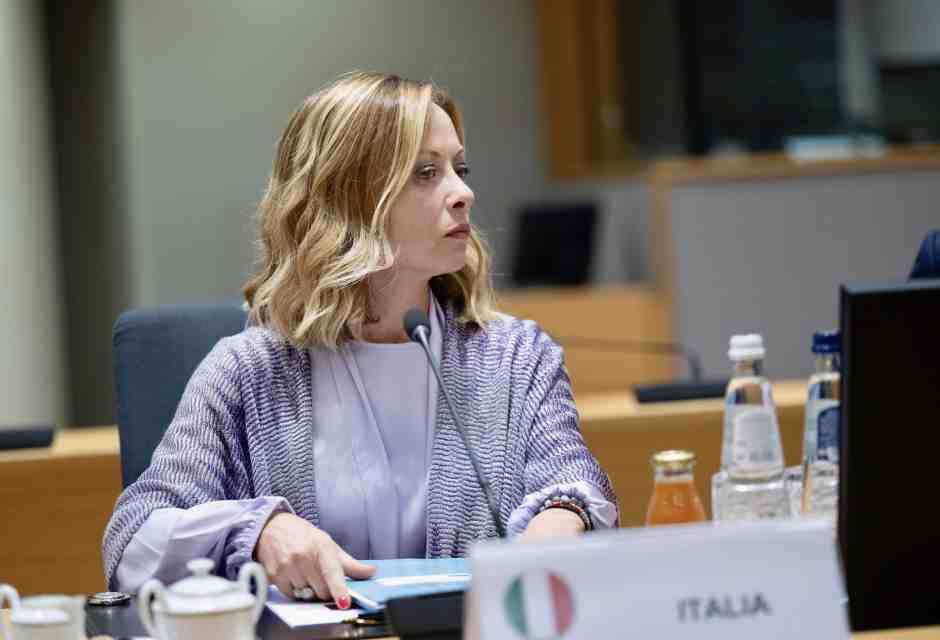 Meloni a Tripoli per rilanciare la strategia migratoria: "Combattiamo insieme la tratta di essere umani"