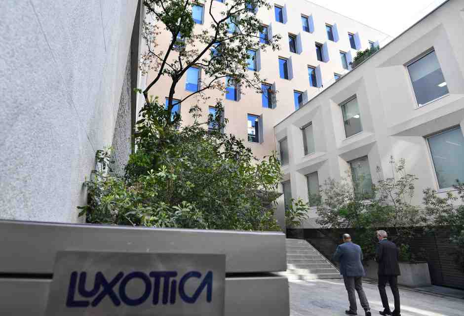 EssilorLuxottica acquista la mitica marca “Supreme” ma ci sono alcuni problemi