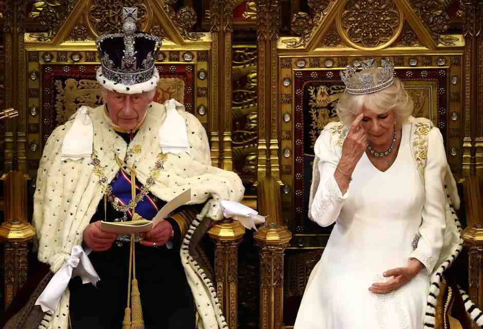 Re Carlo enuncia le quaranta leggi del governo Starmer. Ma qualcosa manca