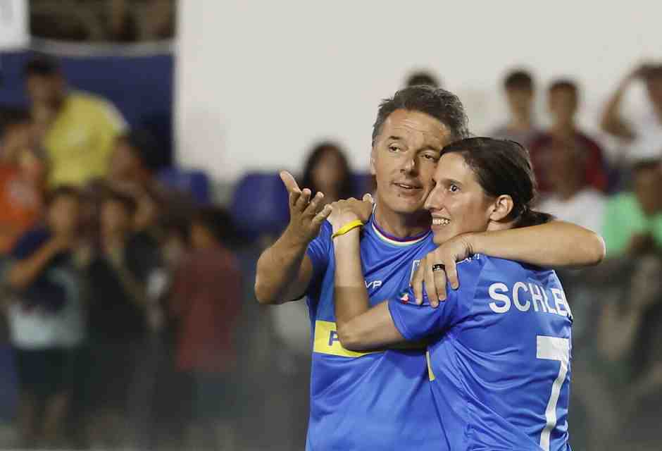 Cosa vuol dire proiettare fuori dal campo di calcio l’abbraccio tra Schlein e Renzi