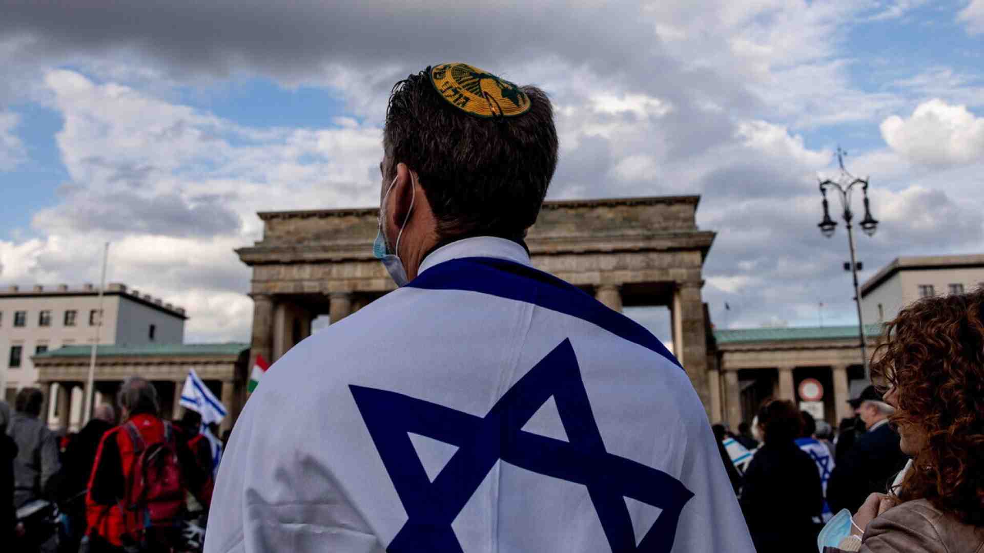 “Se Gaza brucia, noi bruciamo Berlino”. Succede in Germania. Ebrei sotto assedio