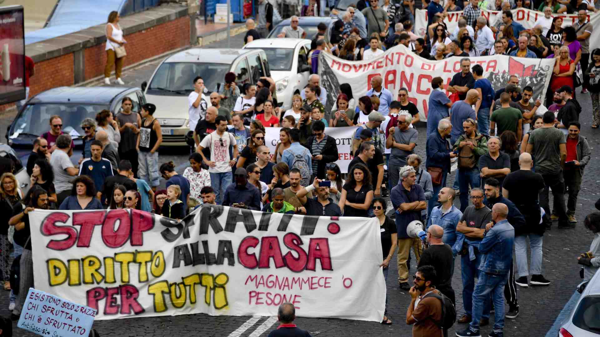 Un romanzo della lotta per la casa che fa da contraltare al romanzo criminale