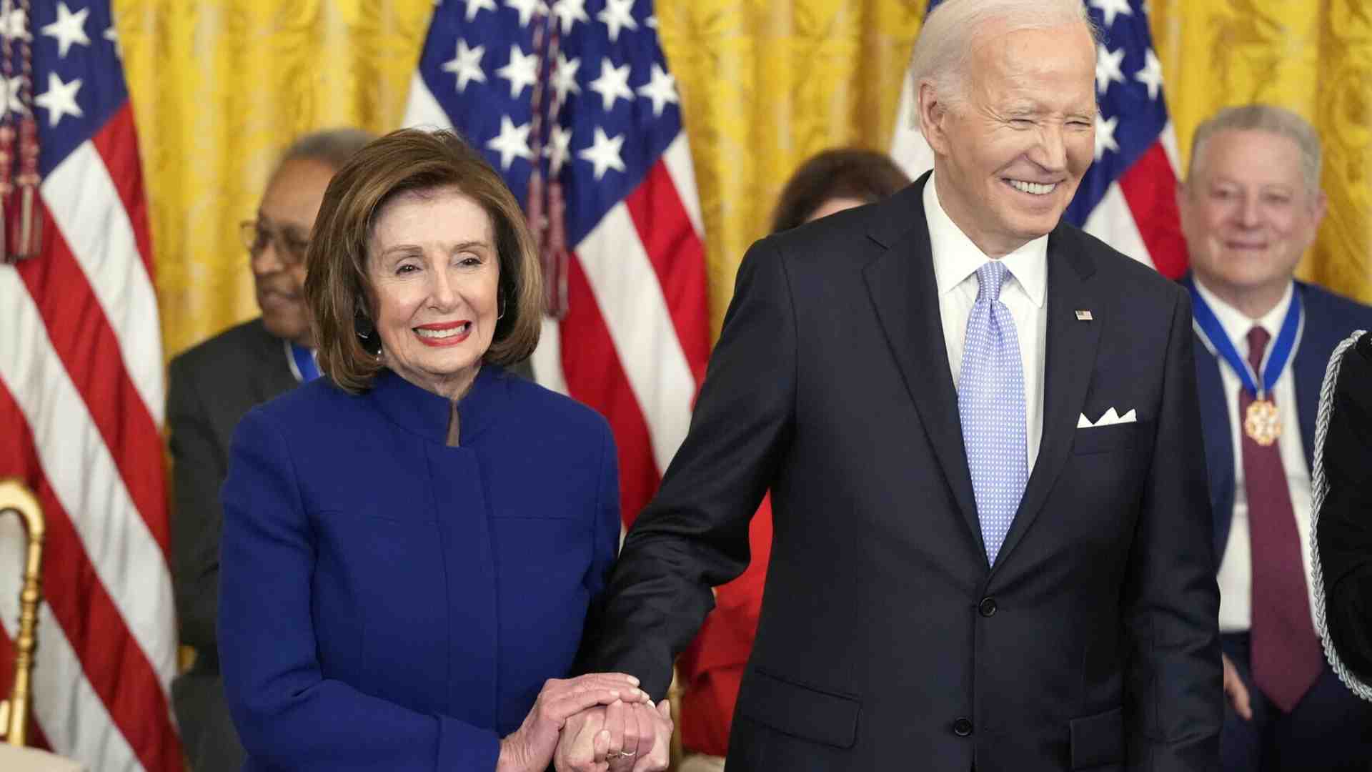 Altre indiscrezioni sull’imminente ritiro di Biden. Lo zampino di Obama e di Pelosi