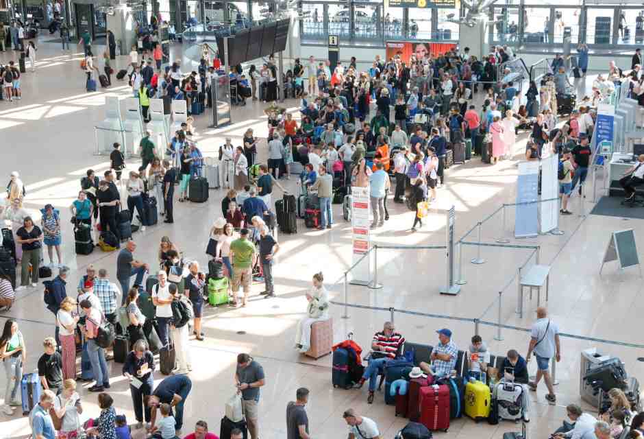 Non solo treni fermi e aerei a terra. Così un bug ha mandato in tilt i computer di mezzo mondo