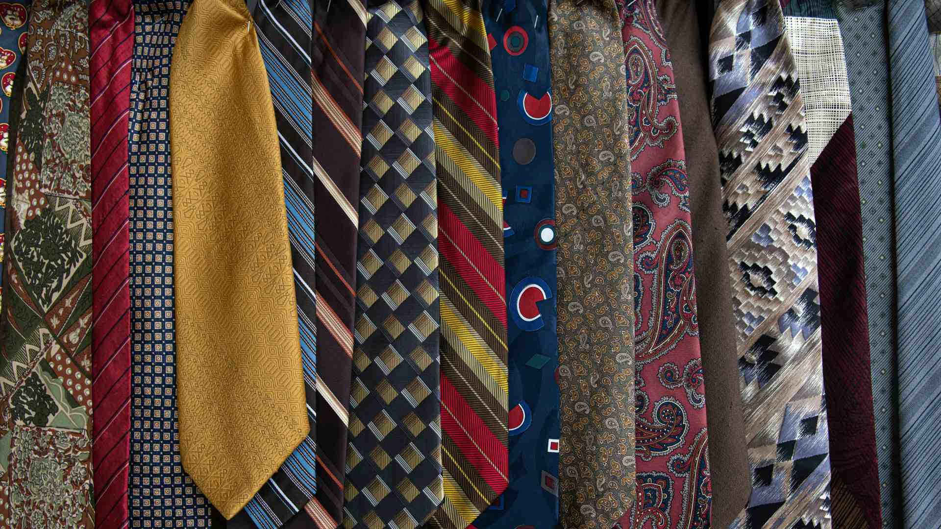 Il miracolo delle feste di giovani non tatuati e in giacca e cravatta